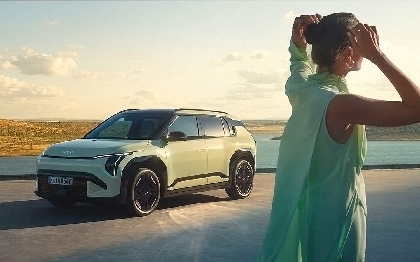 Kia EV3 &mdash; лучший компактный кроссовер. Понравились мощность в 204 силы и выбор из двух батарей с запасом хода 436 или 605 км. &laquo;Хорошее соотношение качества, оснащения и цены&raquo;.