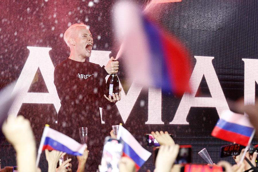 Певец Shaman во время акции протеста у здания посольства США, Москва, июль 2024 года