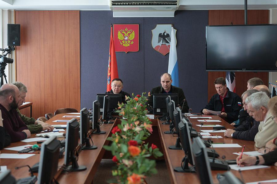 Денис Паслер&nbsp;на встрече с пострадавшими от наводнения в Орске, 2024 год