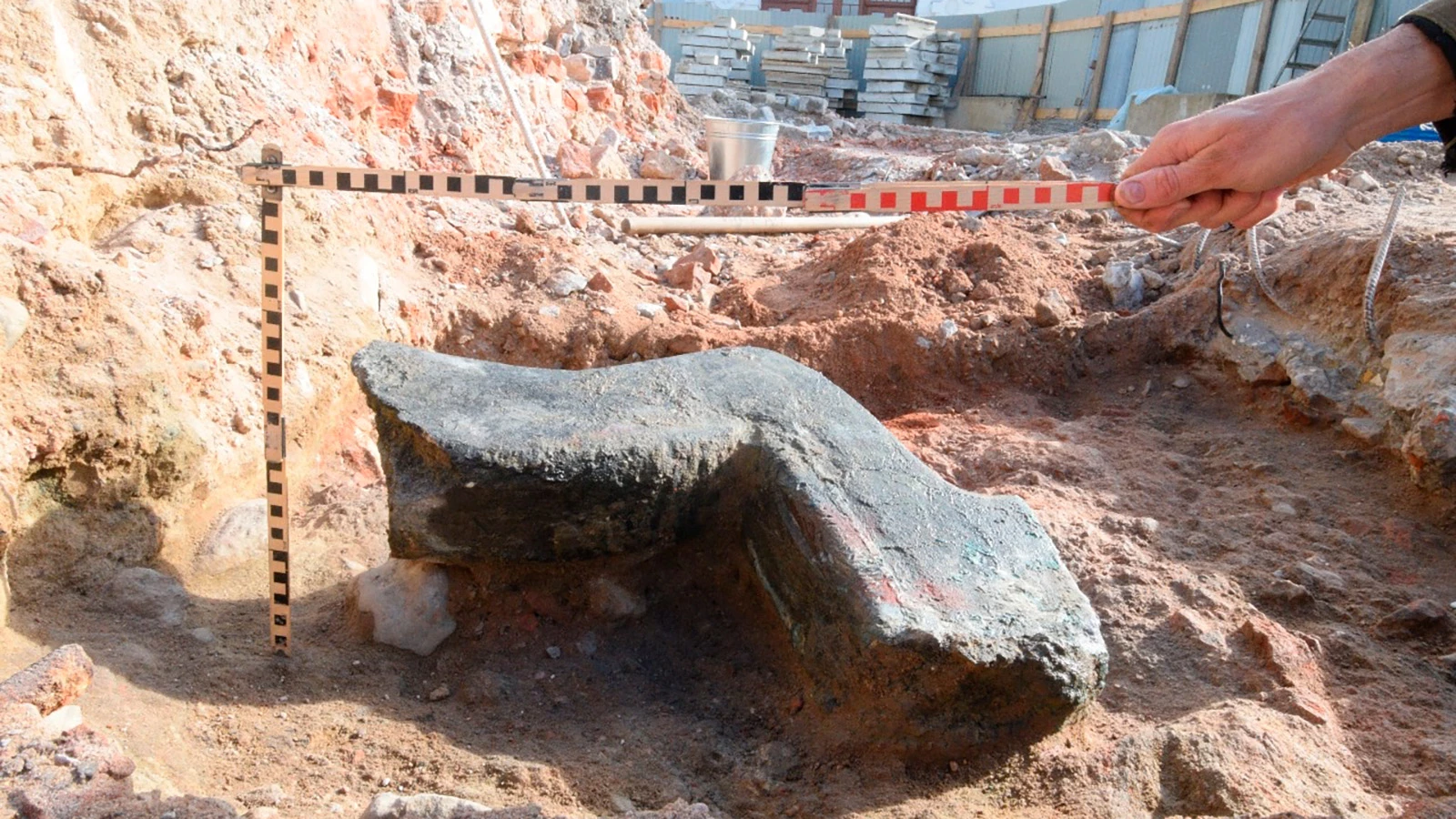 Фрагмент колокола, сброшенного в советские годы с колокольни Троице-Сергиевой лавры в Сергиевом Посаде