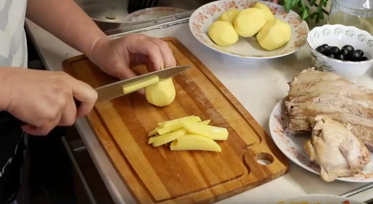 Нарежьте картофель кубиками