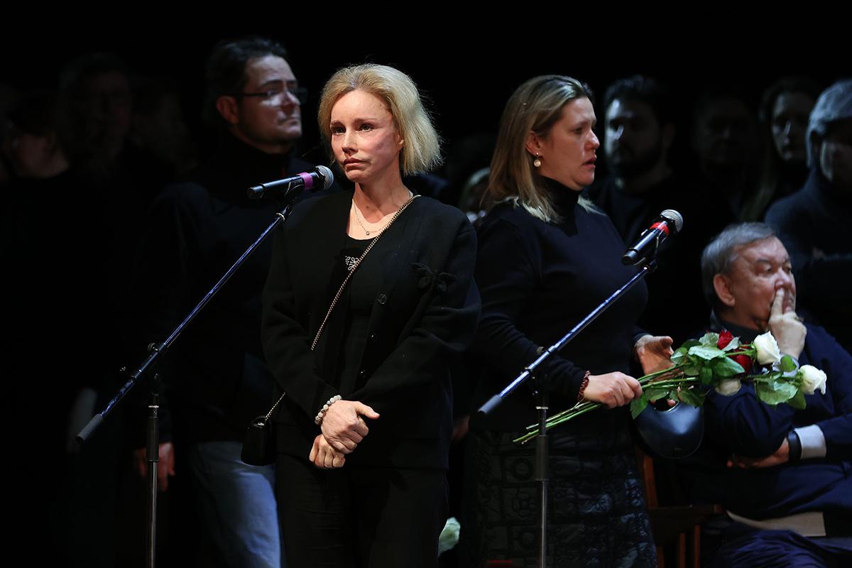 Марина Зудина на церемонии прощания с ректором Школы-студии МХАТ Игорем Золотовицким в МХТ имени А. П. Чехова в Москве