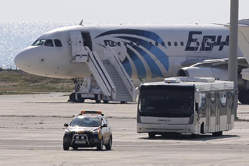 Почти все пассажиры покинули угнанный самолет вскоре после его приземления в Ларнаке