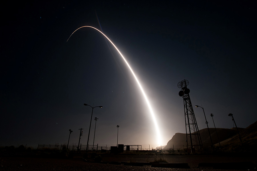 Запуск межконтинентальной баллистической ракеты (МБР) Minuteman III с калифорнийской базы Ванденберг. 26 апреля 2017 года


