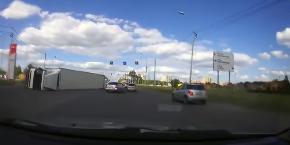 Видео: водитель уходит от столкновения с перевернувшейся фурой в Омске