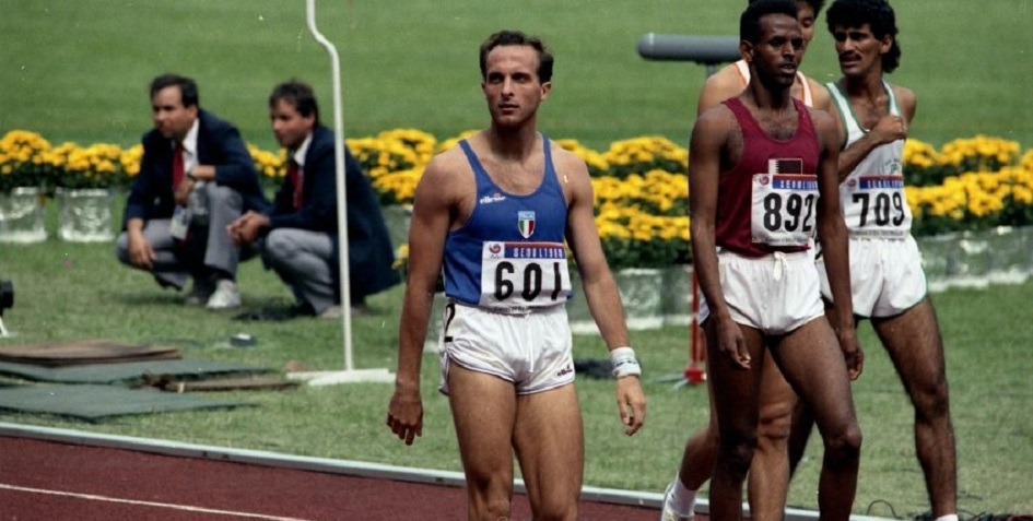 Итальянский бегун на средние дистанции Донато Сабиа (в центре)
