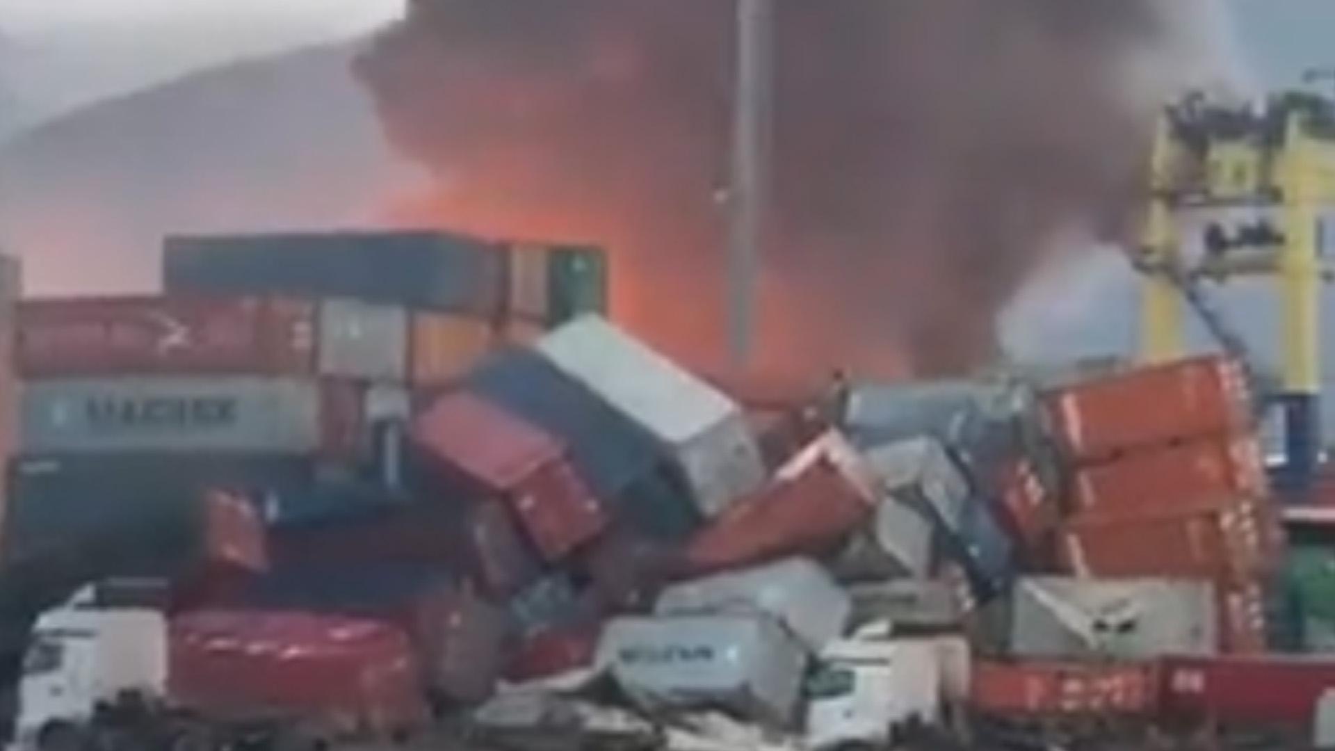 В турецком порту Искендерун после землетрясения начался пожар