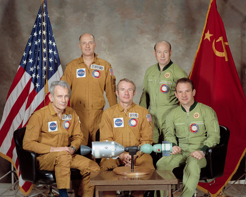 Эти пять человек составили два основных экипажа совместного испытательного проекта США и СССР &laquo;Аполлон-Союз&raquo; (ASTP) для стыковки на околоземной орбите: Томас П. Стаффорд (стоит слева), Алексей Леонов (стоит справа), Дональд К. Слейтон (сидит слева), Вэнс Д. Бранд (сидит в центре) и Валерий Кубасов (сидит справа).