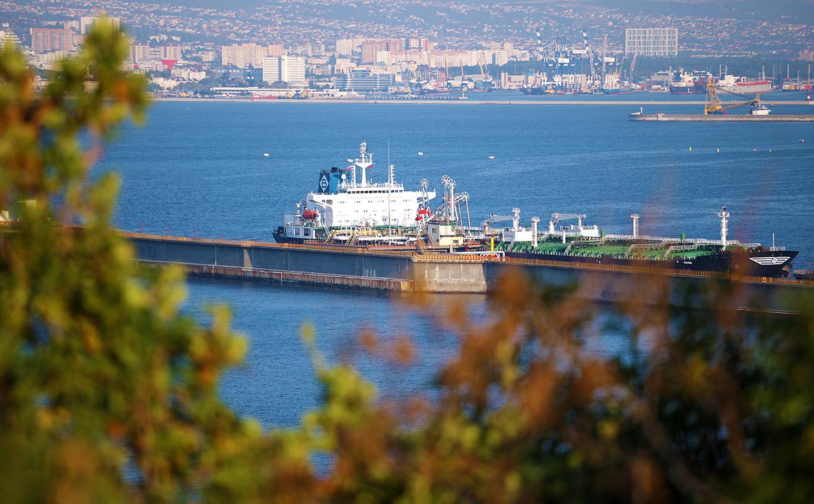 Танкер у нефтеналивного терминала в Новороссийском морском торговом порту