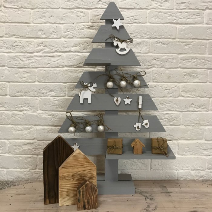 Елка из покрашенных деревянных брусков