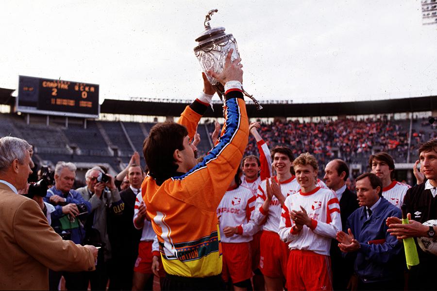 Станислав Черчесов (в центре) с кубком, 1991 год