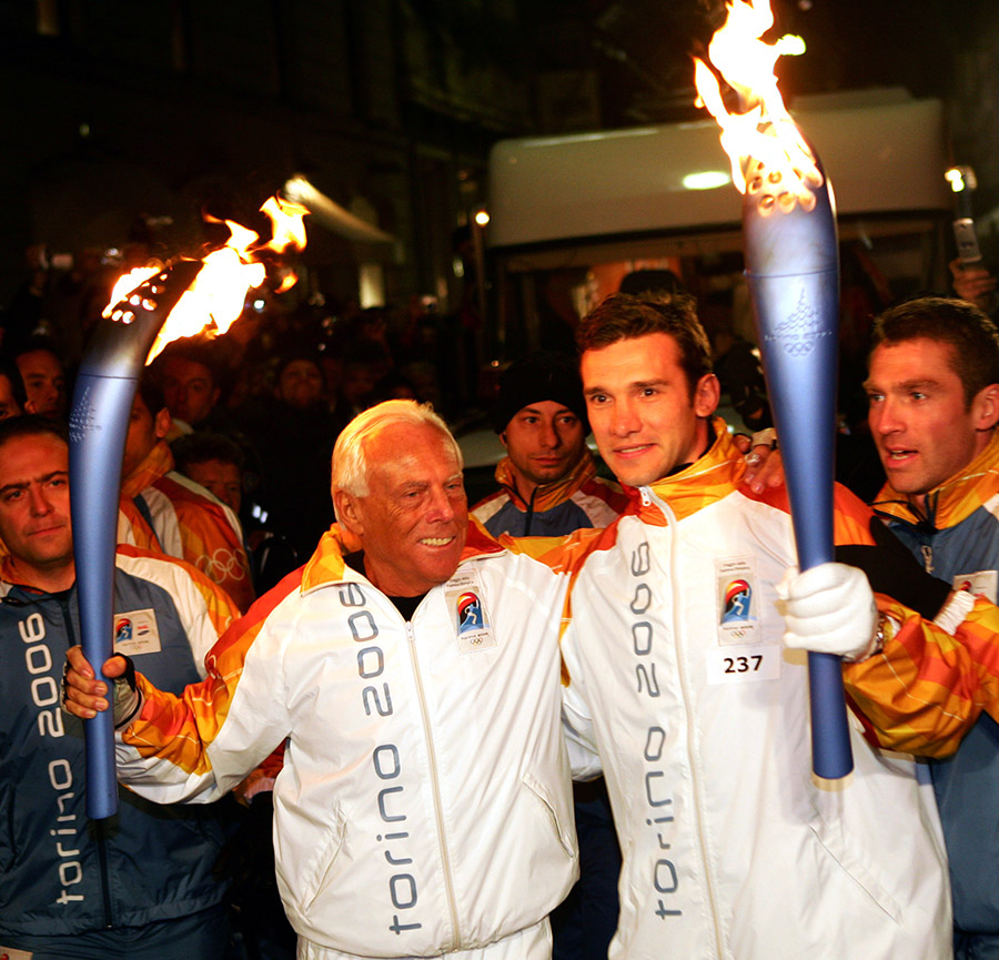 Армани не раз делал форму для спортивных команд. В 2006 году он создал одежду для сборной Англии по футболу и для итальянских знаменосцев на зимних Олимпийских играх в Турине (на фото Армани несет олимпийский огонь вместе с Андреем Шевченко), а также для итальянских участников Олимпиады в Лондоне в 2012 году. А в 2021 году компания Armani подписала многолетний контракт с командой &laquo;Формулы-1&raquo; Scuderia Ferrari.