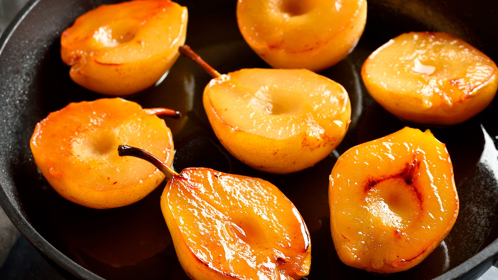 Готовые груши в карамели выложите на тарелку и подавайте к столу в горячем виде