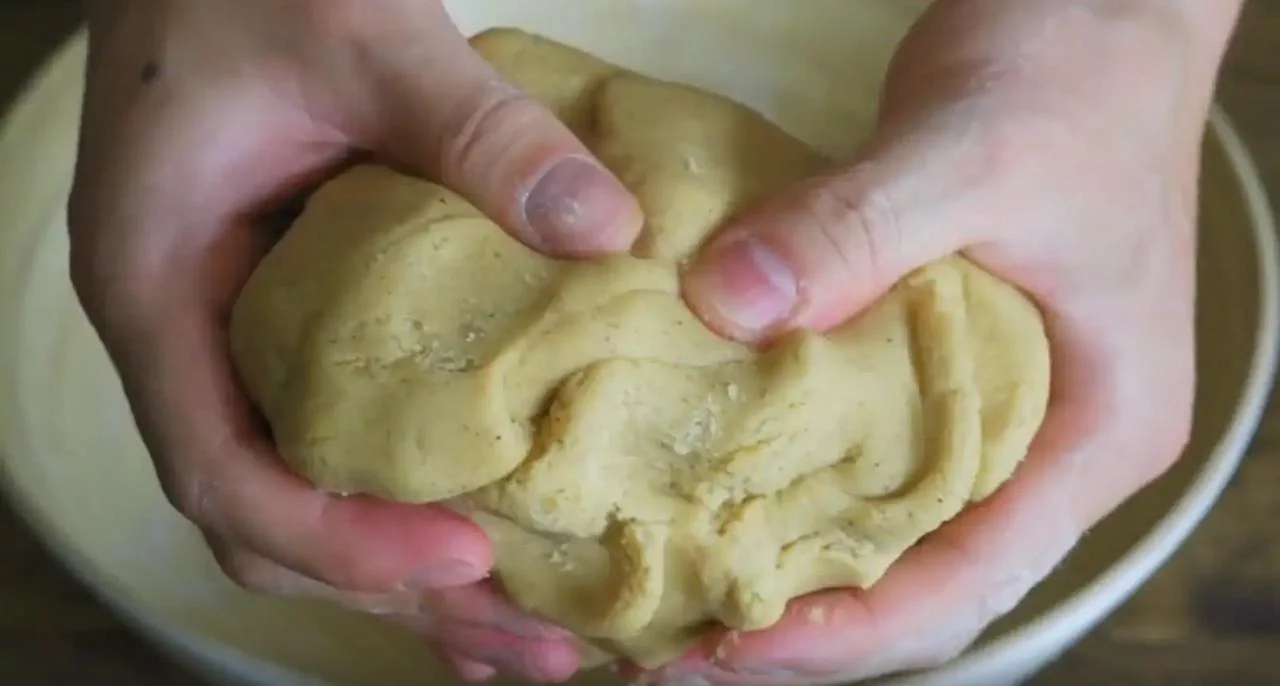 Сделайте плотное и эластичное тесто