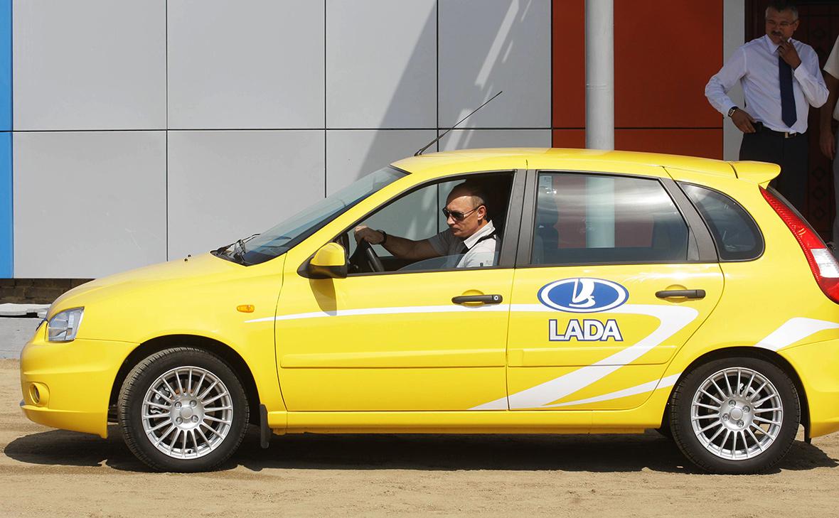 Владимир Путин&nbsp;во время поездки по трассе Хабаровск - Чита&nbsp;на автомобиле Lada Kalina