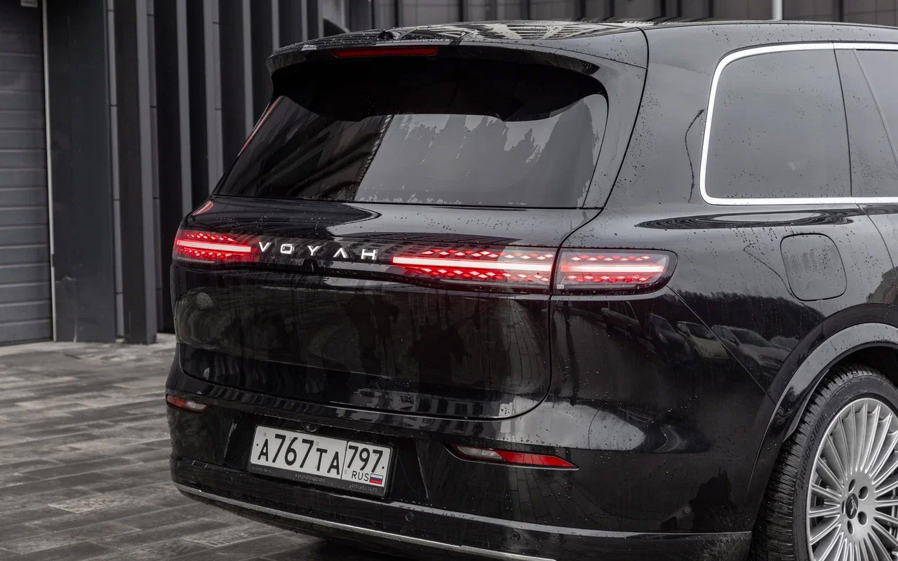 Задние фонари у Voyah Taishan &mdash; с динамическим освещением. Надпись Voyah на багажной двери&nbsp;&mdash; не лишняя: тот самый случай, когда ей можно гордиться!