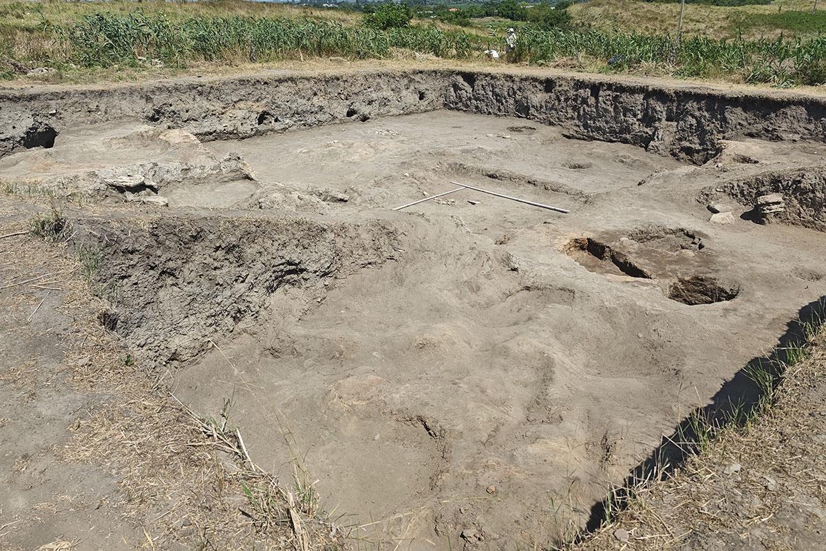 Раскоп на памятнике Красный Октябрь 1