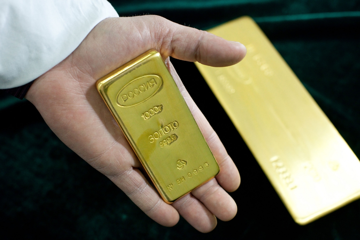 Размер кг золота. Слиток золота 1 кг. Слиток золота 13300. Слиток золота 10 кг. Слиток золота 2 кг.