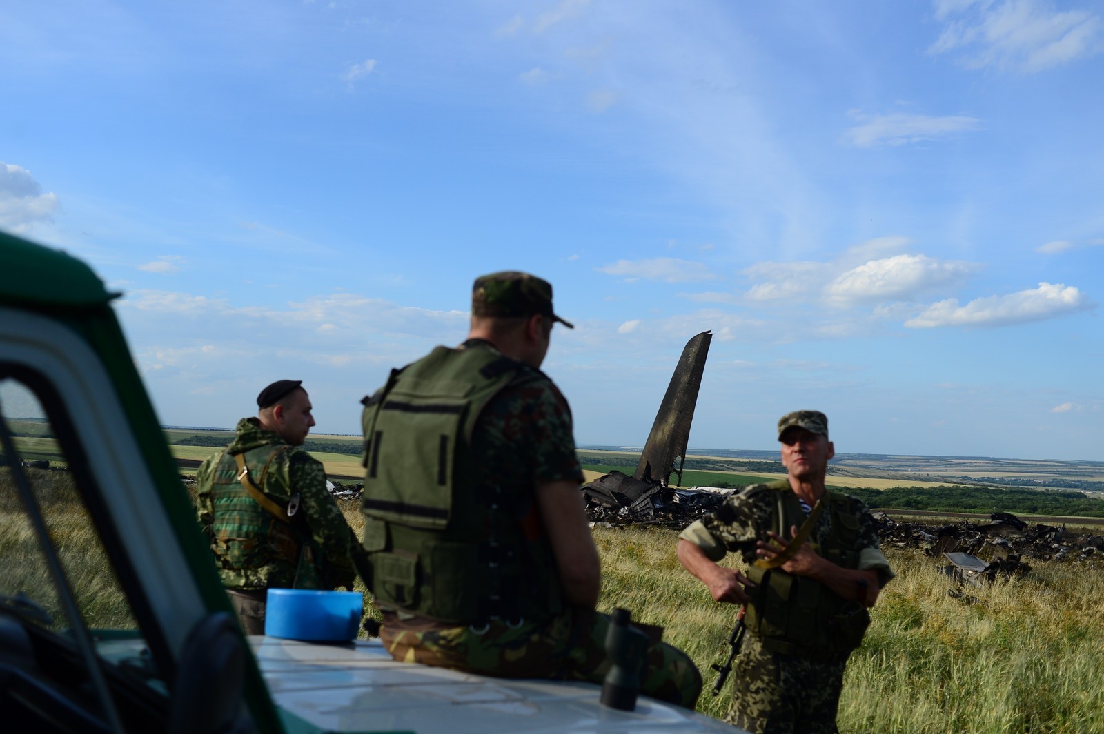 Ополченцы на месте падения военно-транспортного самолета ИЛ-76 ВВС Украины, сбитого ополченцами Луганска.