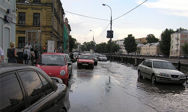 Сегодня днем из-за сильных ливней с грозами в Москве серьезно ухудшилась дорожная обстановка