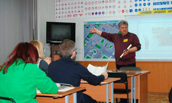 Учеников московских школ предложили обучать правилам дорожного движения