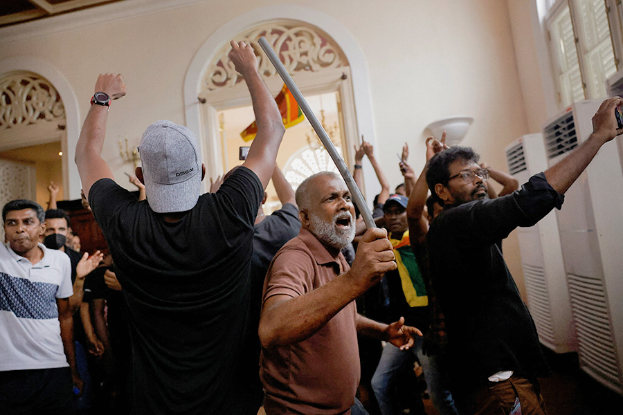 После захвата президентской резиденции протестующими спикер парламента Шри-Ланки Махинда Япа Абейвардена созвал экстренное совещание лидеров политических партий