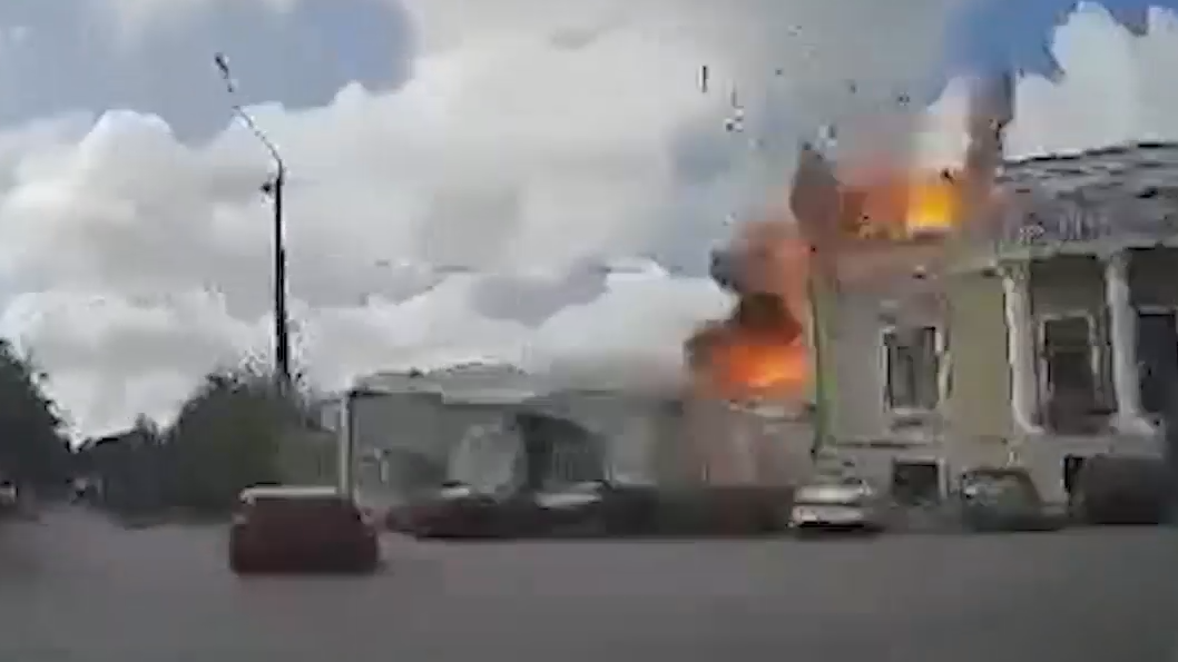 Момент взрыва в центре Таганрога при ракетной атаке. Видео