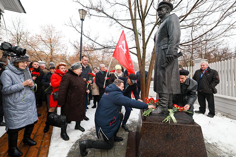 Георгий Филимонов (в центре) во время открытия памятника Сталину на территории филиала Вологодского государственного музея-заповедника &laquo;Вологодская ссылка&raquo;, 2024 год