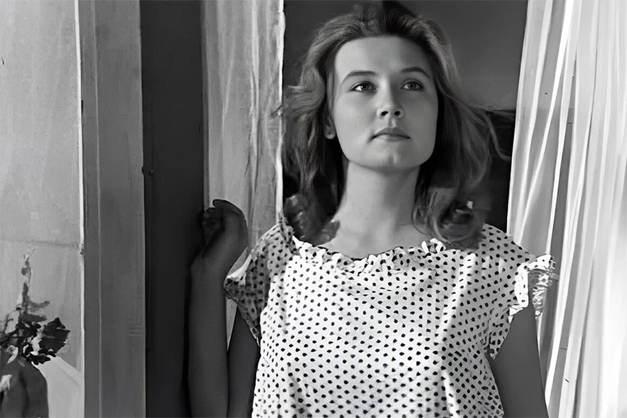 Во время вступительных экзаменов в школу-студию Алентова познакомилась с &laquo;взъерошенным молодым человеком&raquo;&nbsp;&mdash; своим будущим мужем Владимиром Меньшовым. После получения диплома девушка рассчитывала, что ее возьмут во МХАТ, но не сложилось. &laquo;В 1965 году я пришла работать в театр имени Пушкина, полагая, что задержусь в нем ненадолго&raquo;,&nbsp;&mdash; вспоминала актриса. В Пушкинском театре Алентова выступала на протяжении 60 лет до самой смерти.

Учась на четвертом курсе,&nbsp;Алентова дебютировала в кино, исполнив роль второго плана в драме &laquo;Дни летные&raquo; о летчиках-испытателях (на фото). Вскоре после окончания ВУЗа Алентову пригласили сыграть главную роль в фильме &laquo;Звезды и солдаты&raquo; венгерского режиссера Миклоша Янчо. Действие происходило во время Гражданской войны, и советская&nbsp;власть&nbsp;решили, что русская женщина не могла выдать коммунистов &laquo;белым&raquo;, понимая, что их расстреляют, и главную роль вынудили отдать актрисе-польке, рассказывала Алентова. Эпизодическую роль в фильме она все-таки сыграла, но активную работу на экране не продолжила&nbsp;&mdash; из-за большой занятости на сцене и позиции его главного режиссера Бориса Равенских.