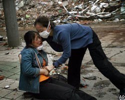 В Китае спасатели вручную разбирают завалы после землетрясения