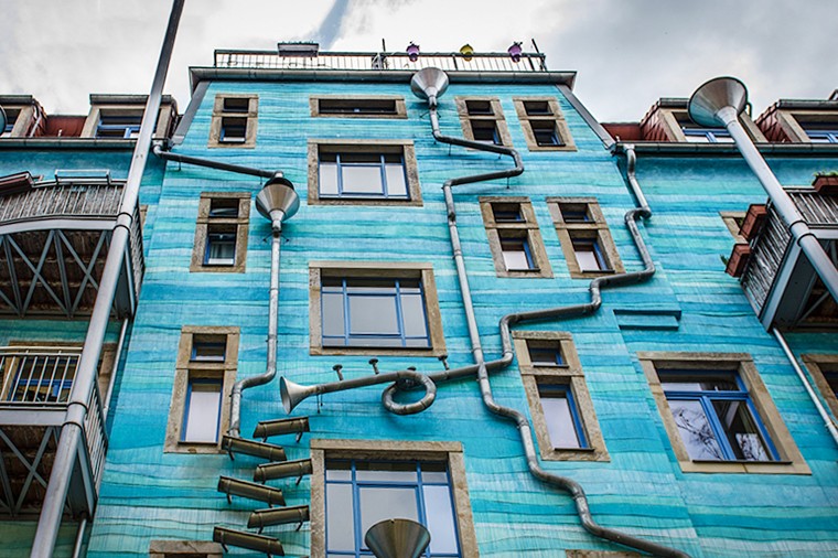 Funnel Wall ("Музыкальный дом")Когда на улице идет дождь, это сооружение Андре Темпеля, Аннеты Пауль и Кристофа Роснера в Дрездене (Германия) начинает звучать, благодаря водостокам и воронкам, расположенным нам фасаде. Во время дождя вода переливается и играет, создавая своеобразную мелодию. "Поющее" здание входит в состав художественного комплекса, который архитектор Хайке Беттчер построил в 1999г.