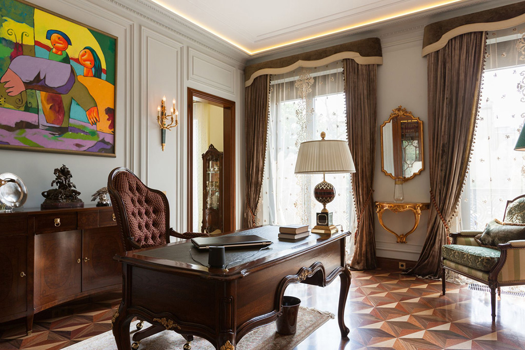 
Рабочий кабинет хозяев украшает полотно современного художника, латунные бра и французский комод XVIII века из темного ореха
