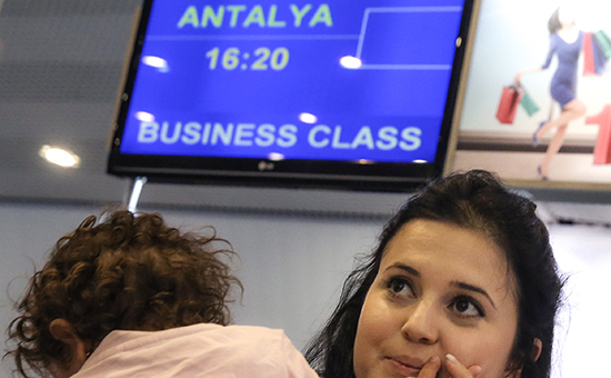 Пассажиры первого после&nbsp;перерыва чартерного рейса в&nbsp;Турцию проходят регистрацию в&nbsp;аэропорту Шереметьево
