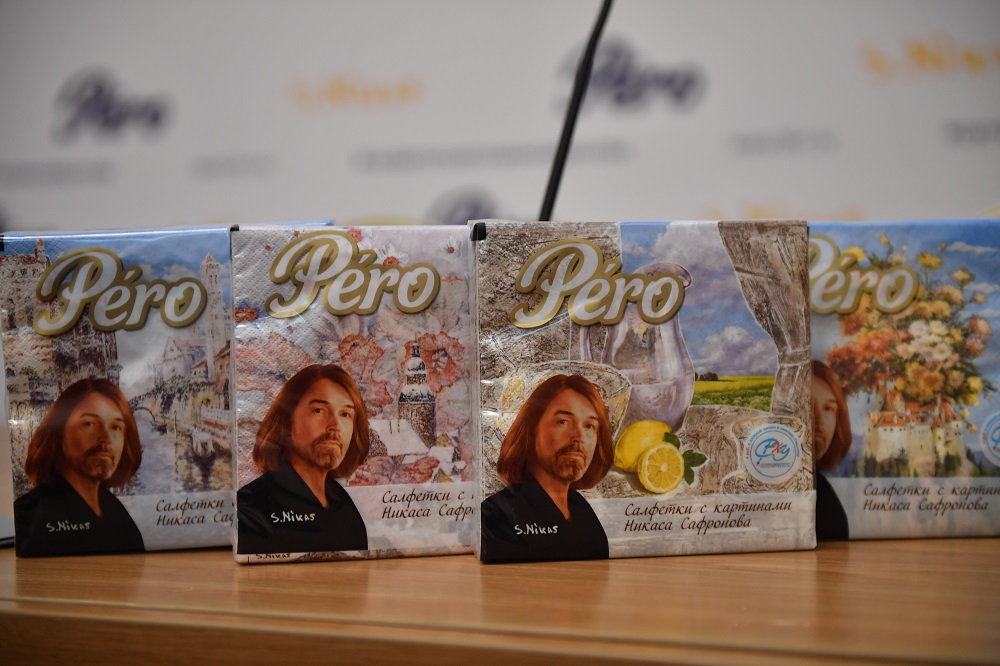 Компания из РО вложила 3 млн руб. в выпуск салфеток с картинами Сафронова