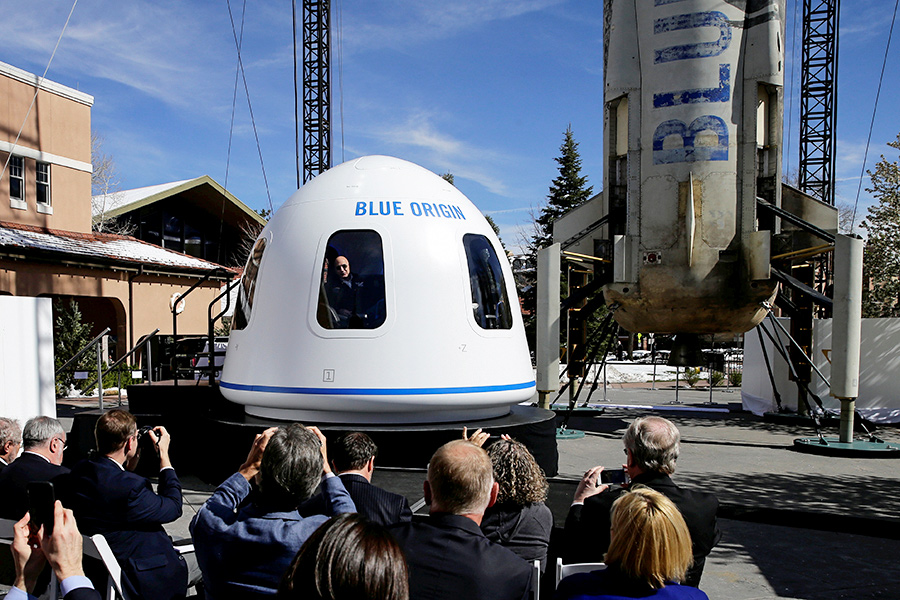 Компания, основанная главой Amazon, миллиардером Джеффом Безосом в 2000 году, специализируется на разработках в области космического туризма. В конце апреля она провела успешное испытание системы New Shepard, предназначенной для суборбитальных полетов. New Shepard &mdash; система из космического корабля и многоразовой одноступенчатой ракеты. Уже в 2018 году Blue Origin планирует провести запуск корабля с человеком внутри.

В 2016 году компания сообщила о разработке тяжелой ракеты-носителя New Glenn для запусков на орбиту спутников и космического туризма. Кроме того, компания совместно с United Launch Alliance проводит испытания двигателя, который должен заменить российские двигатели РД-180. Создание системы New Glenn, первый запуск которой должен состояться в 2020 году, Безос оценил в $2,5 млрд. По словам миллиардера, на компанию он тратит собственные деньги, прибыли она пока не приносит.
