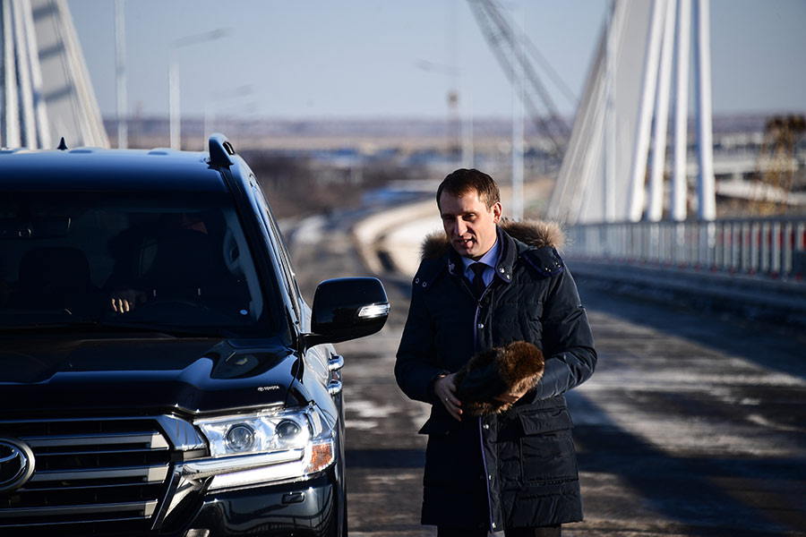 На церемонию открытия российской части моста приехал глава Министерства по развитию Дальнего Востока и Арктики Александр Козлов