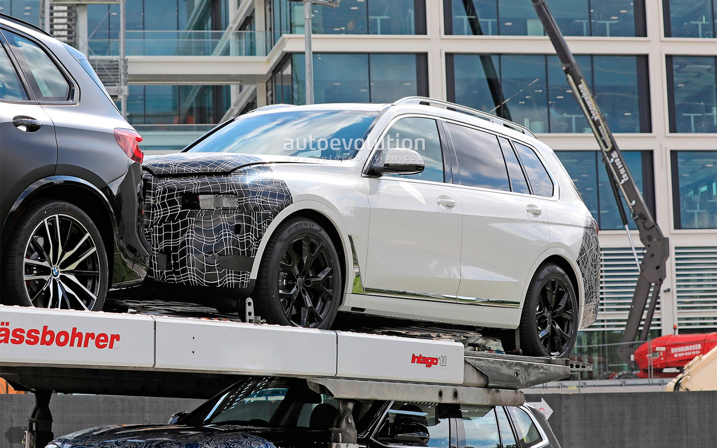 Фотошпионы засняли обновленный BMW X7 с необычными фарами