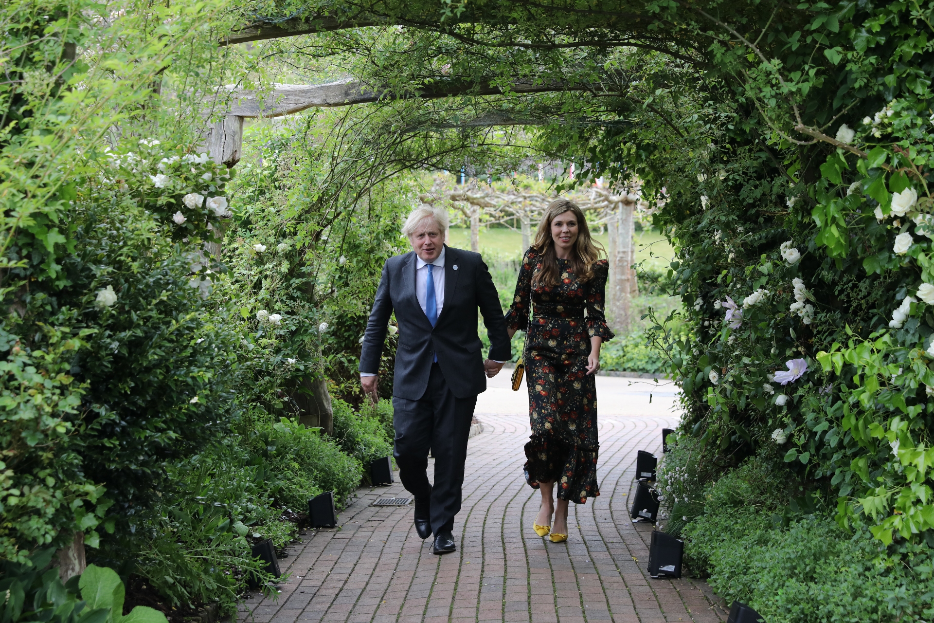 Кэрри Джонсон в платье Vampire&rsquo;s Wife на приеме в ботаническом саду Корнуолла в рамках саммита G7, 11 июня