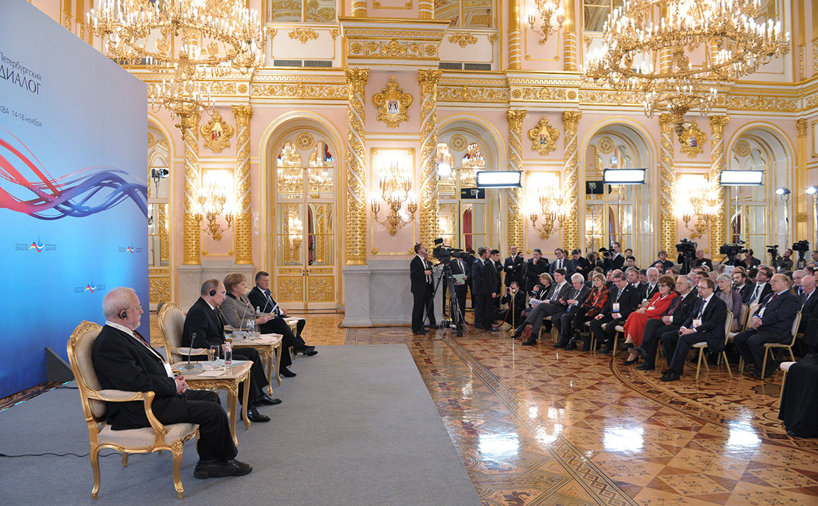 Владимир Путин (второй слева) и Ангела Меркель (третья слева) в на пленарном заседании в рамках форума &laquo;Петербургский диалог&raquo;. 2012 год