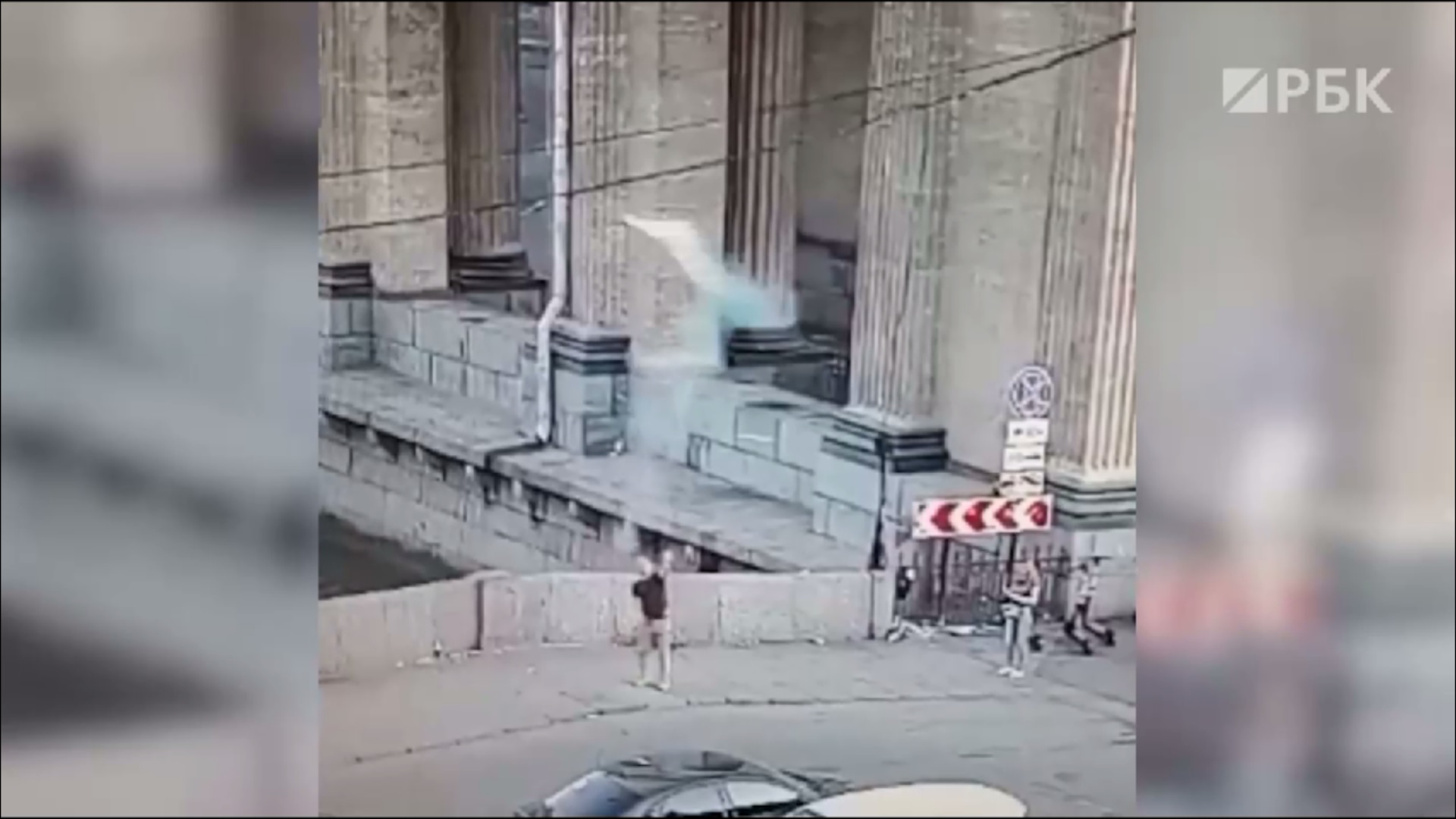 В Петербурге мужчина запустил петарду, которая ранила женщину. Видео