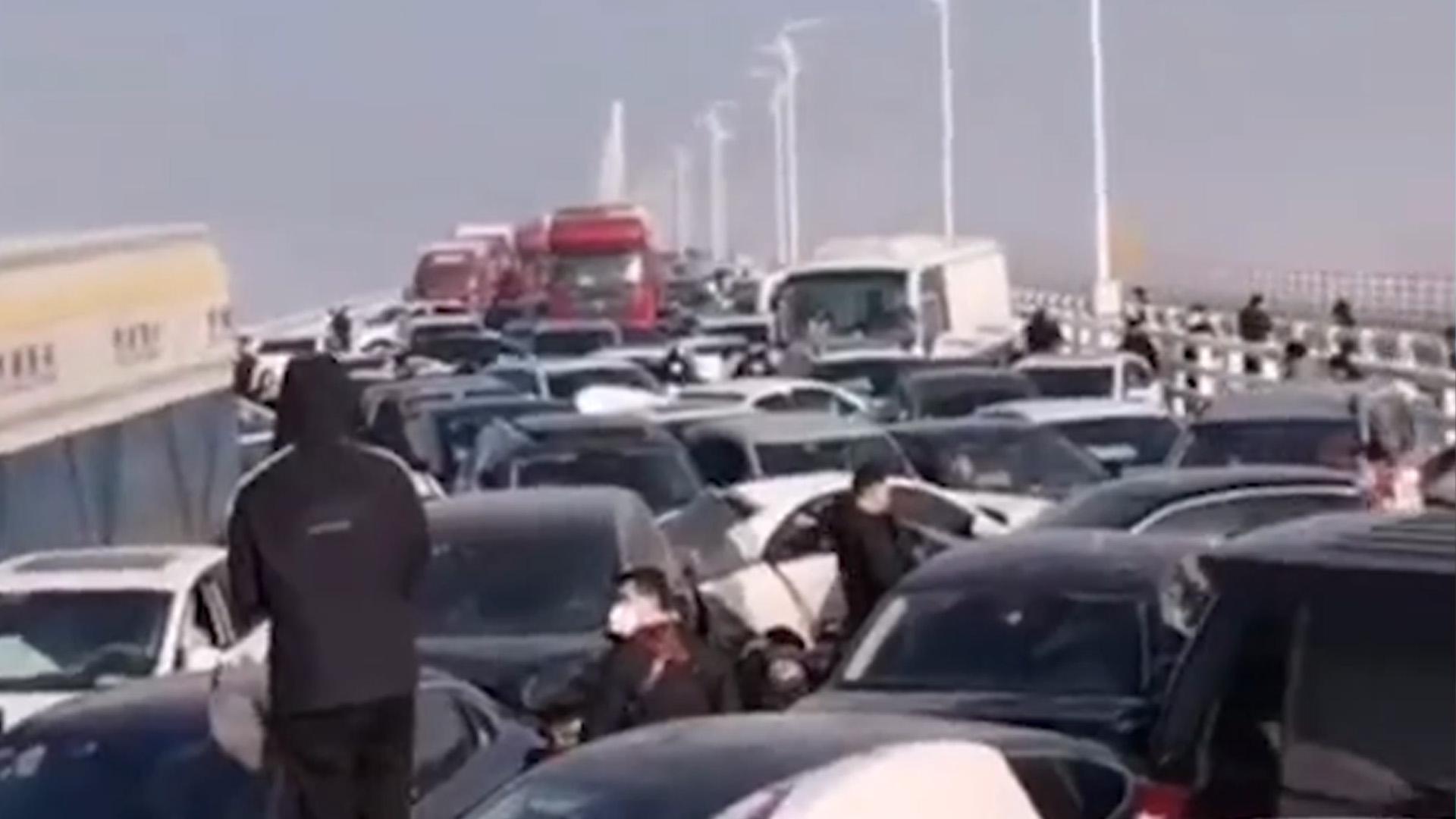200 машин столкнулись в Китае из-за сильного тумана. Видео