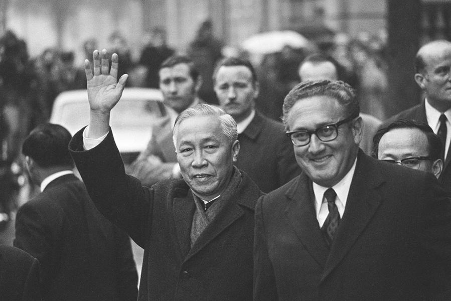 Генри Киссинджер и&nbsp;Ле Дык Тхо во Франции после подписания Парижских соглашений, январь 1973 года