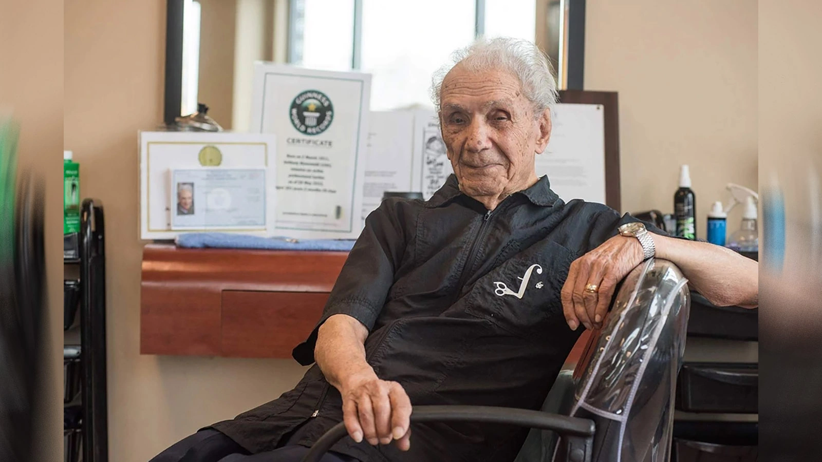 <p>Долгожитель из Нью-Йорка Энтони Манчинелли проработал парикмахером до 97 лет</p>