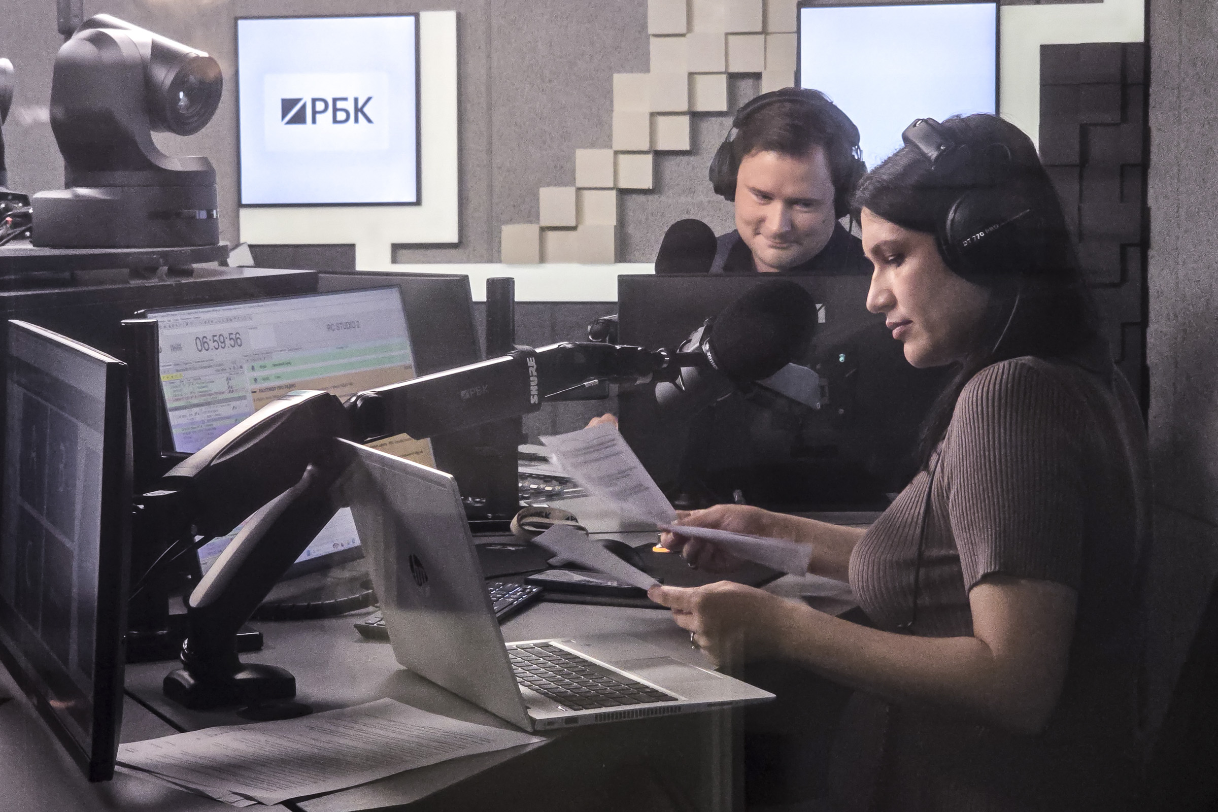 Радиостанцию запустили сразу в пяти городах: Санкт-Петербурге, Нижнем Новгороде, Тюмени, Воронеже и в столице &mdash;&nbsp;на частоте 92,8 FM, где раньше вещал &laquo;Карнавал&raquo;.

