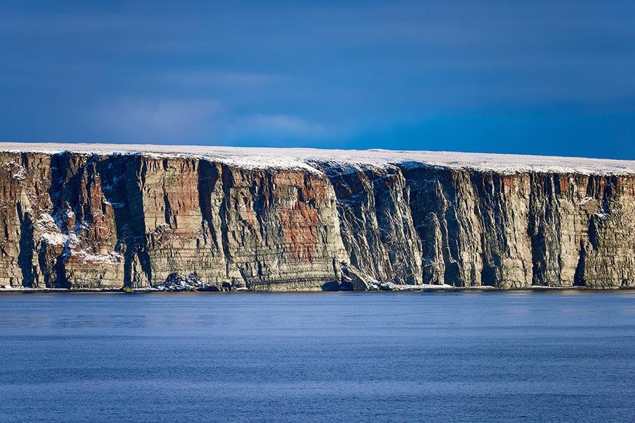 Вид на остров Столбовой с научно-экспедиционного судна &laquo;Михаил Сомов&raquo; во время рейса по снабжению полярных станций на Северном морском пути, Республика Саха (Якутия), 6 октября 2024 года