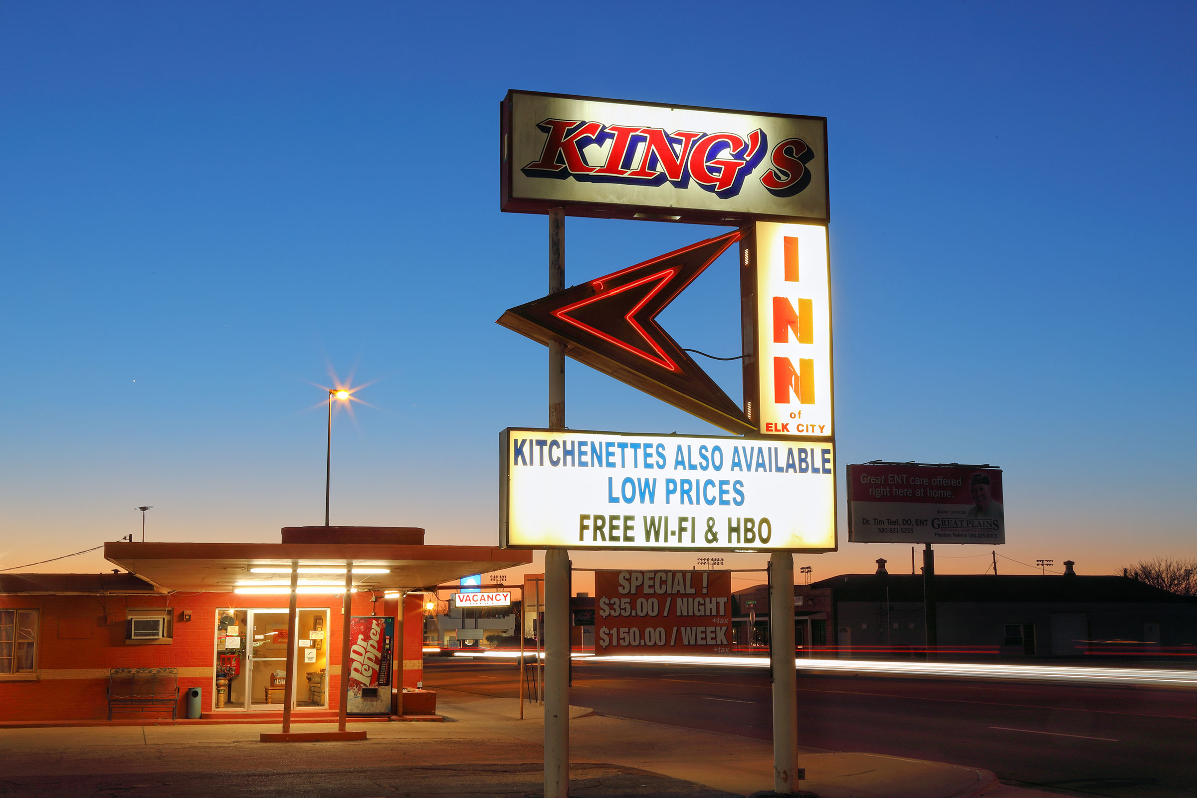 Зачем: проехать по &laquo;матери всех дорог&raquo;&nbsp;&mdash; трассе 66&nbsp;&mdash; в год ее 100-летия.

Что делать: погрузиться в историю США, проехав по восстановленному маршруту, заехать на заправку Pops с 700 видами газировки (от терияки до клубничного халапеньо) и в музей Route 66 с точной копией закусочной 1950-х.