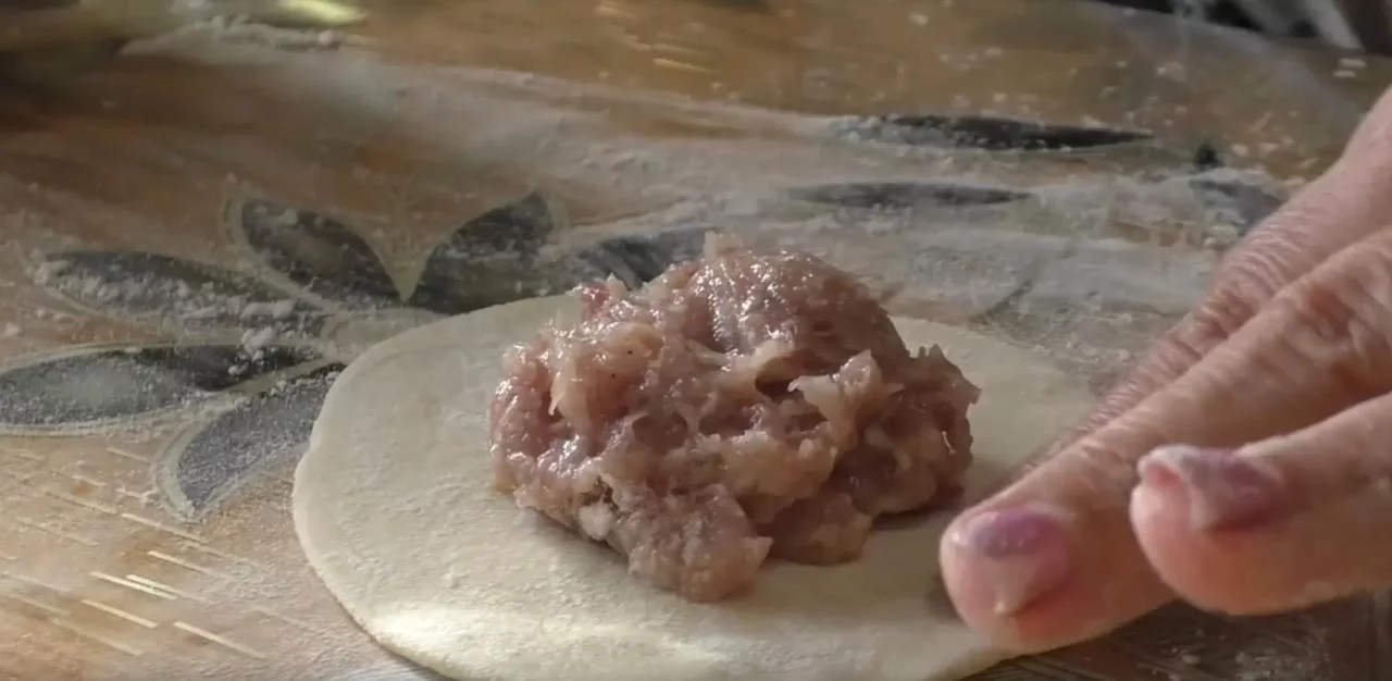 Выложите начинку на тесто