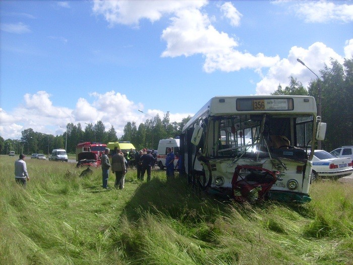 В Петербурге пассажирский автобус попал в крупное ДТП. Фото