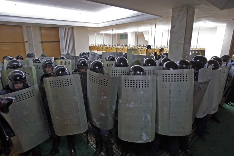 Правительство и парламент Крыма заняли вооруженные люди