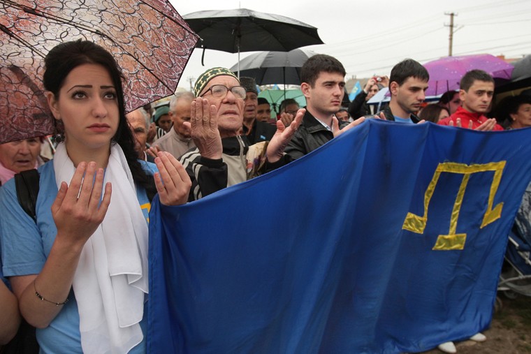 Участники всекрымского траурного митинга, посвященного 70-й годовщине депортации крымских татар, проходит в микрорайоне Ак-Мечеть Симферополя на площади перед мечетью